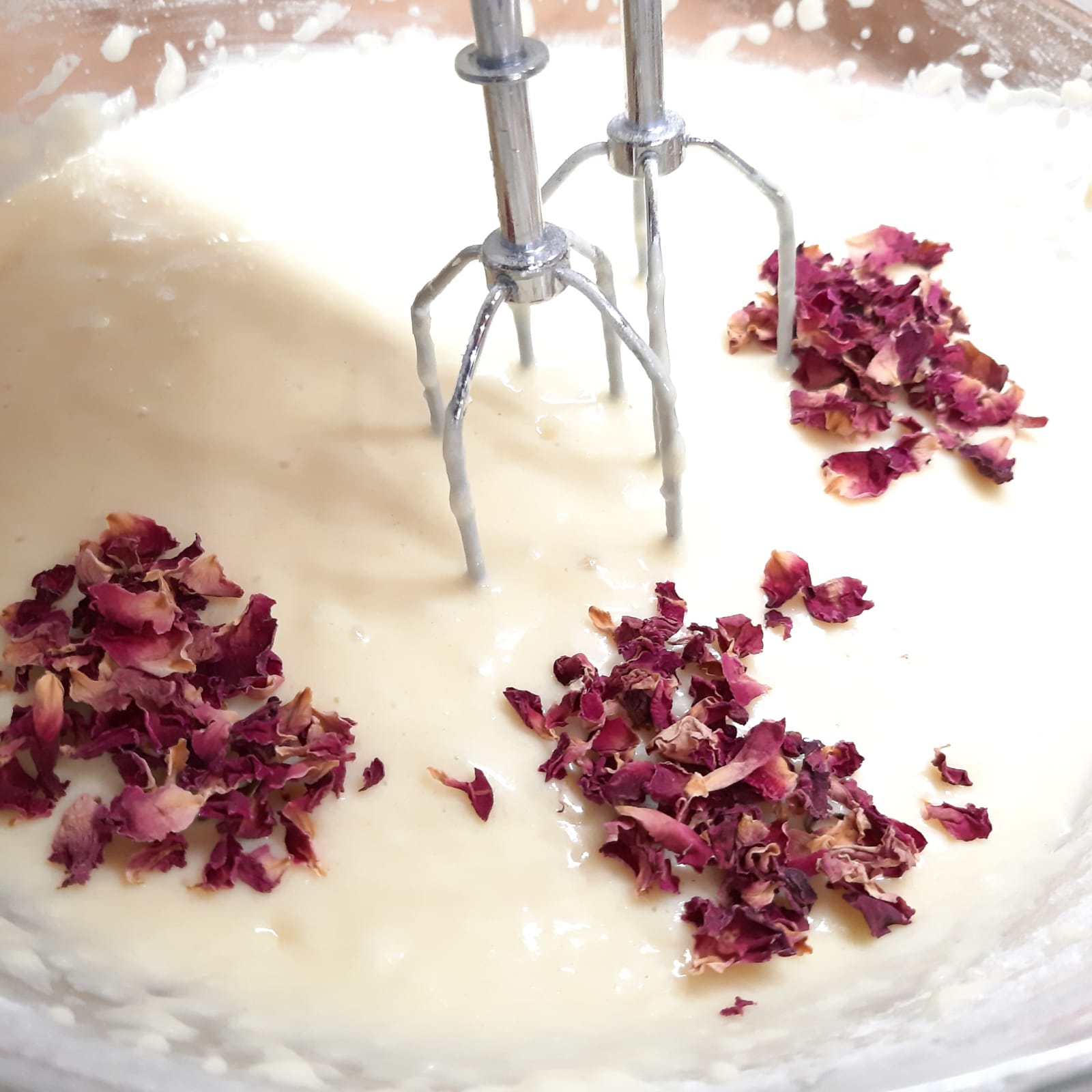 muffin con yogurt cocco e petali di rosa essiccati