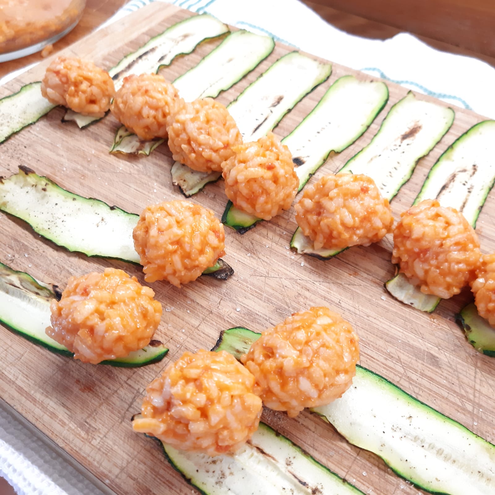 finger food di zucchine riso e pomodoro