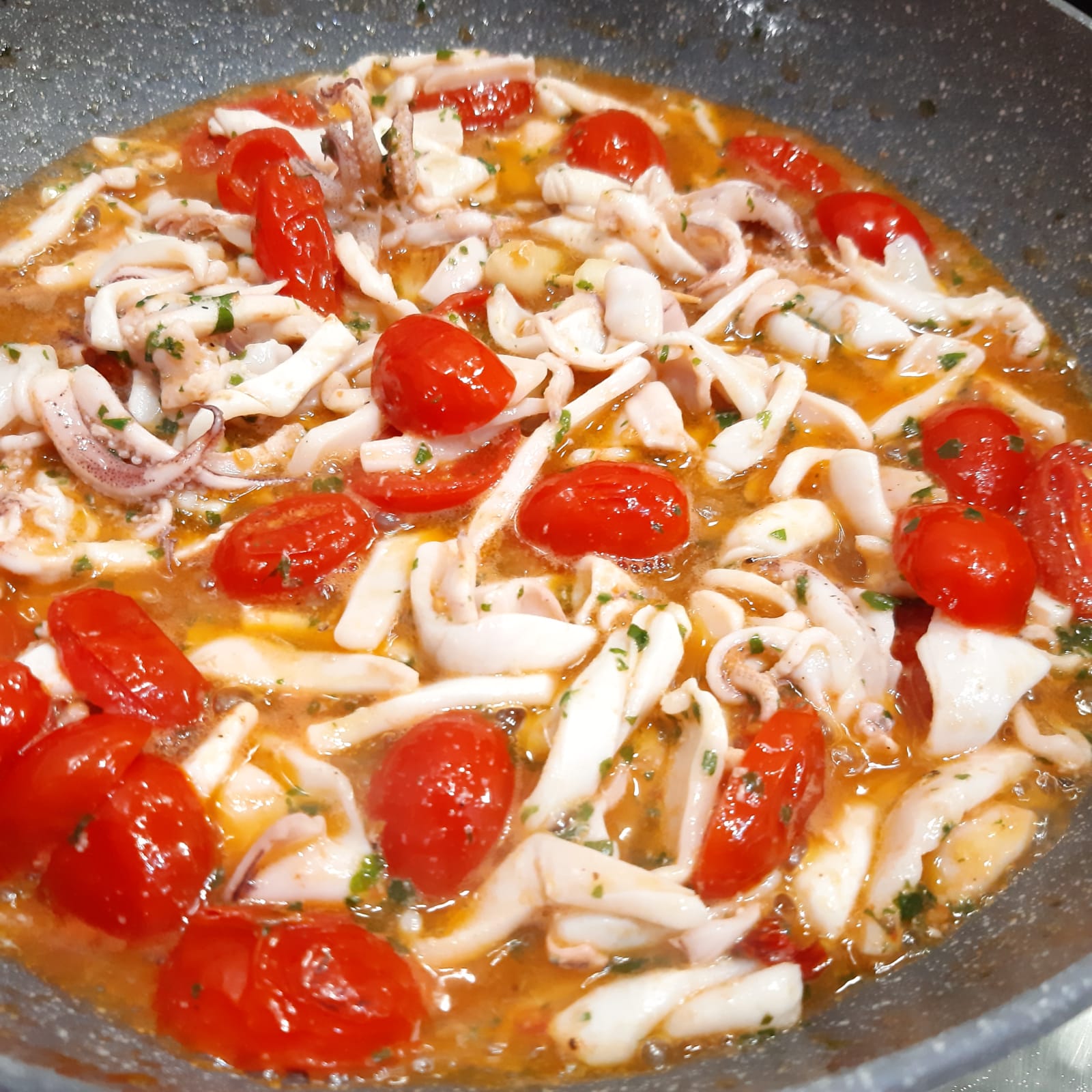 Spaghetti con calamaretti freschi e datterini