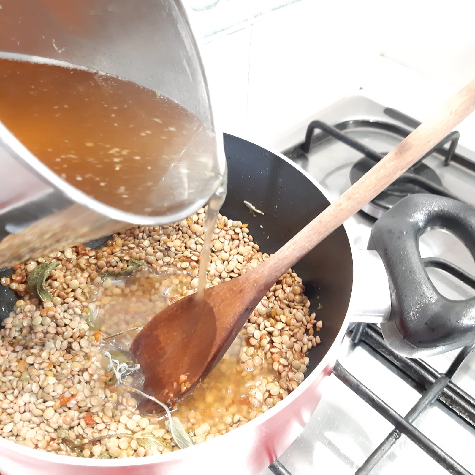 polpettine di lenticchie su salsa al pomodoro