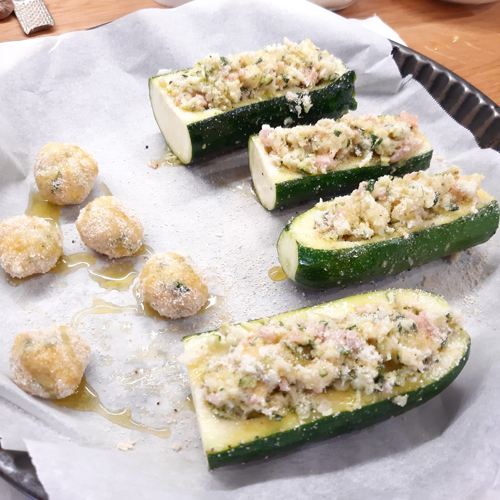 ZUCCHINE A BARCHETTA RIPIENE CON COTTO E FORMAGGIO