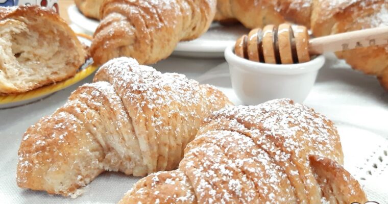 CORNETTI INTEGRALI DI PASTA BRIOCHE AL MIELE