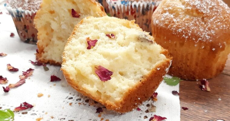 MUFFIN CON YOGURT COCCO E PETALI DI ROSA ESSICCATI