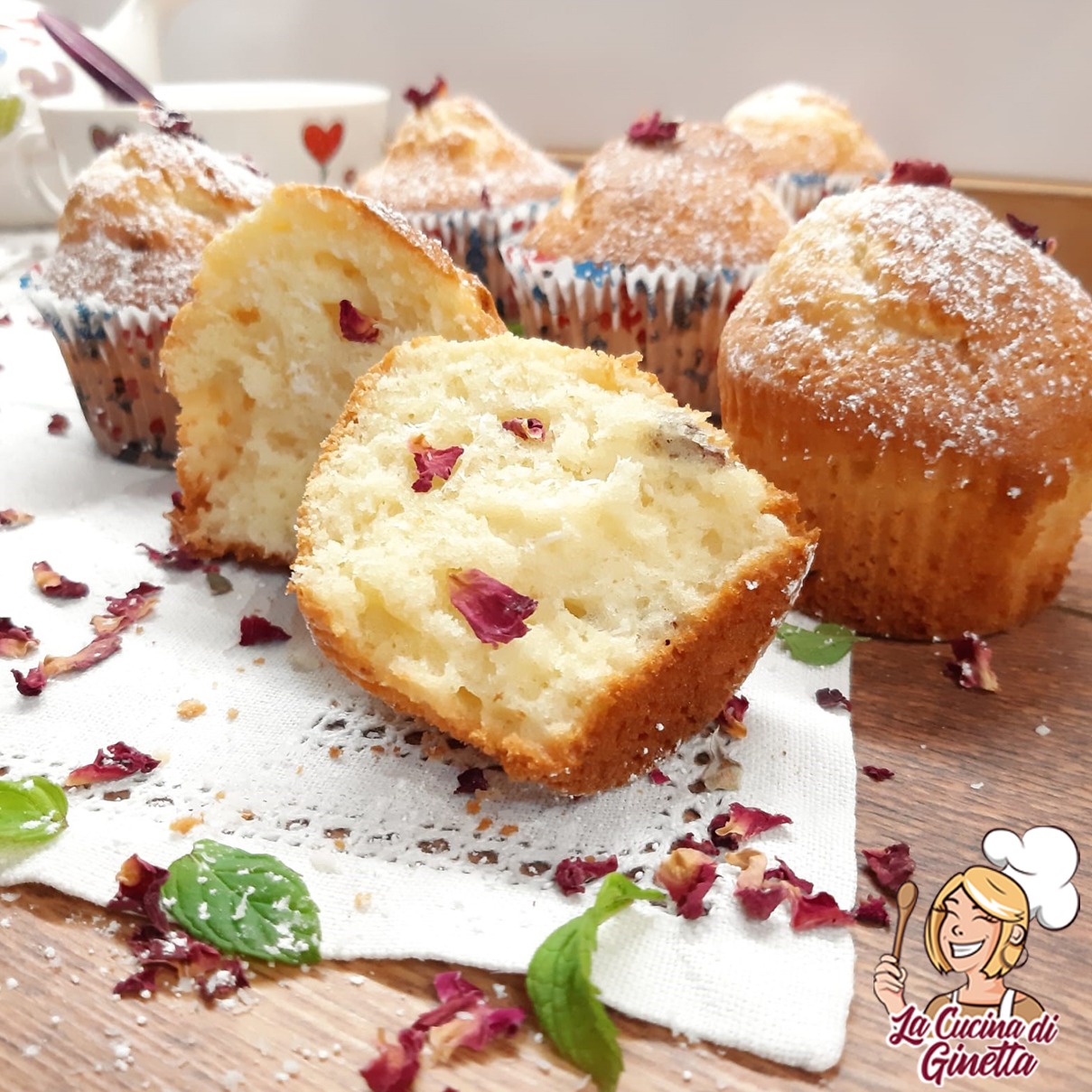 Muffin con yogurt cocco e petali di rosa essiccati – La Cucina di Ginetta