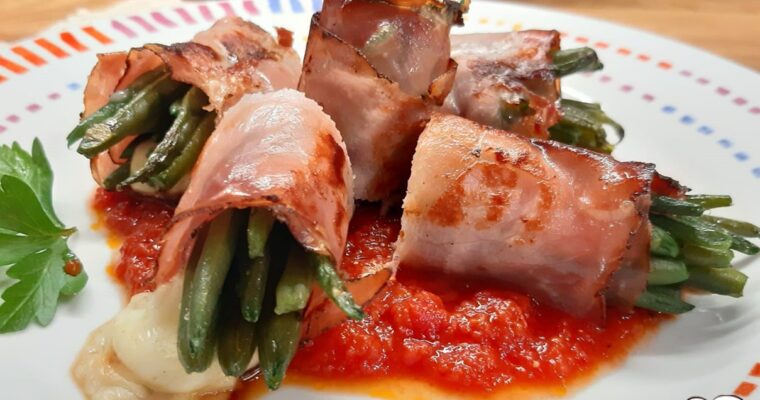 INVOLTINI DI SPECK FAGIOLINI SCAMORZA SU SALSA AL POMODORO