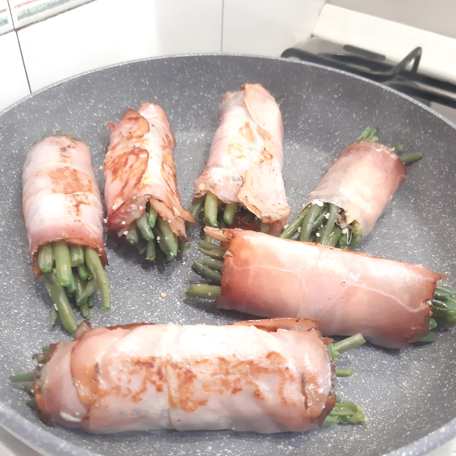 involtini di speck fagiolini scamorza su salsa al pomodoro