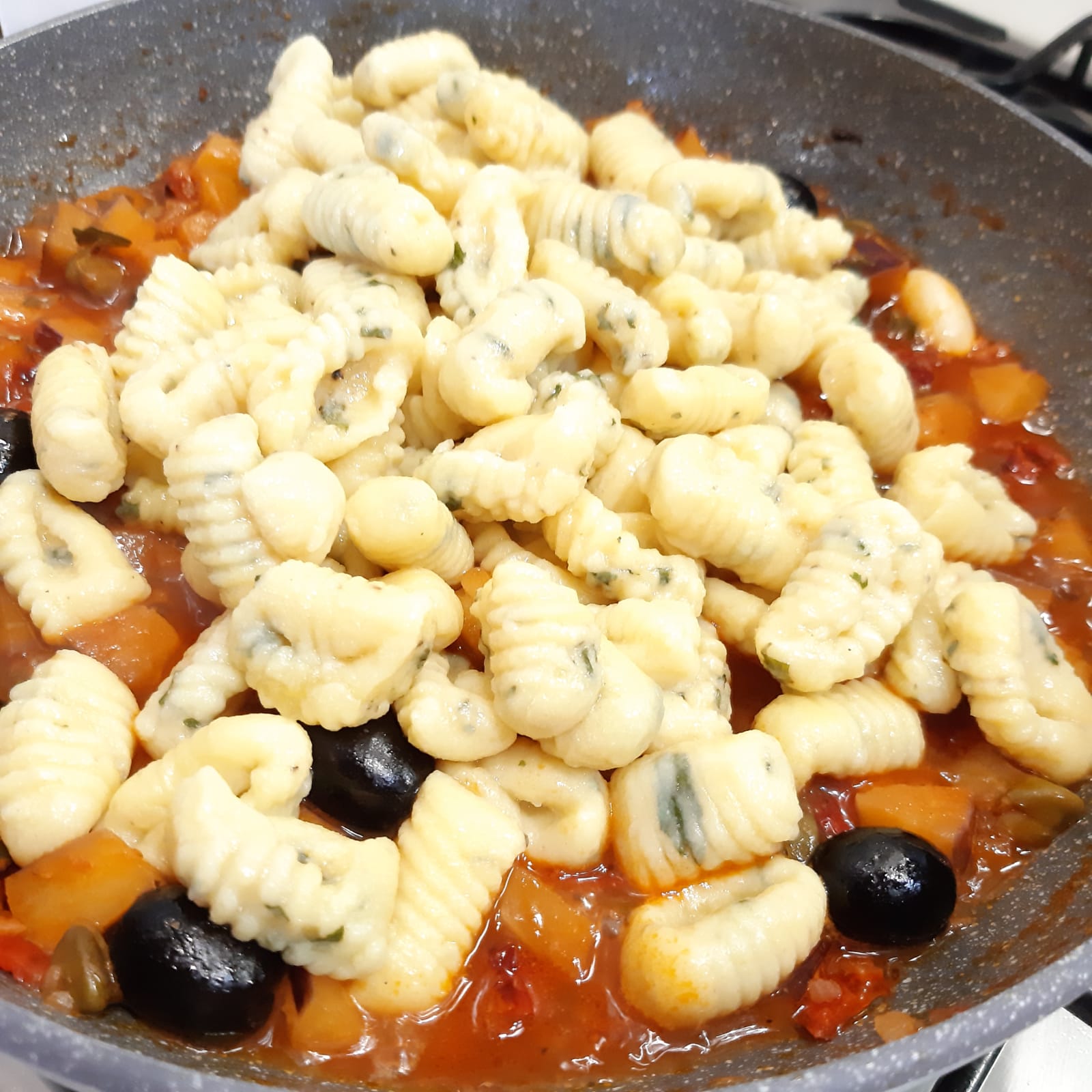 gnocchi al basilico ai sapori mediterranei