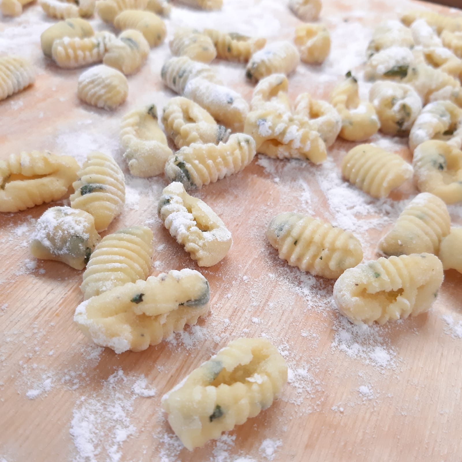 gnocchi al basilico ai sapori mediterranei