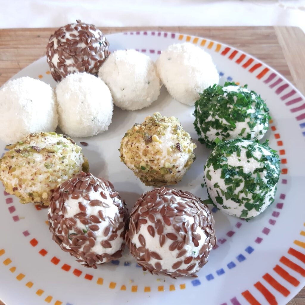 bon bon di ricotta su maionese di pomodoro