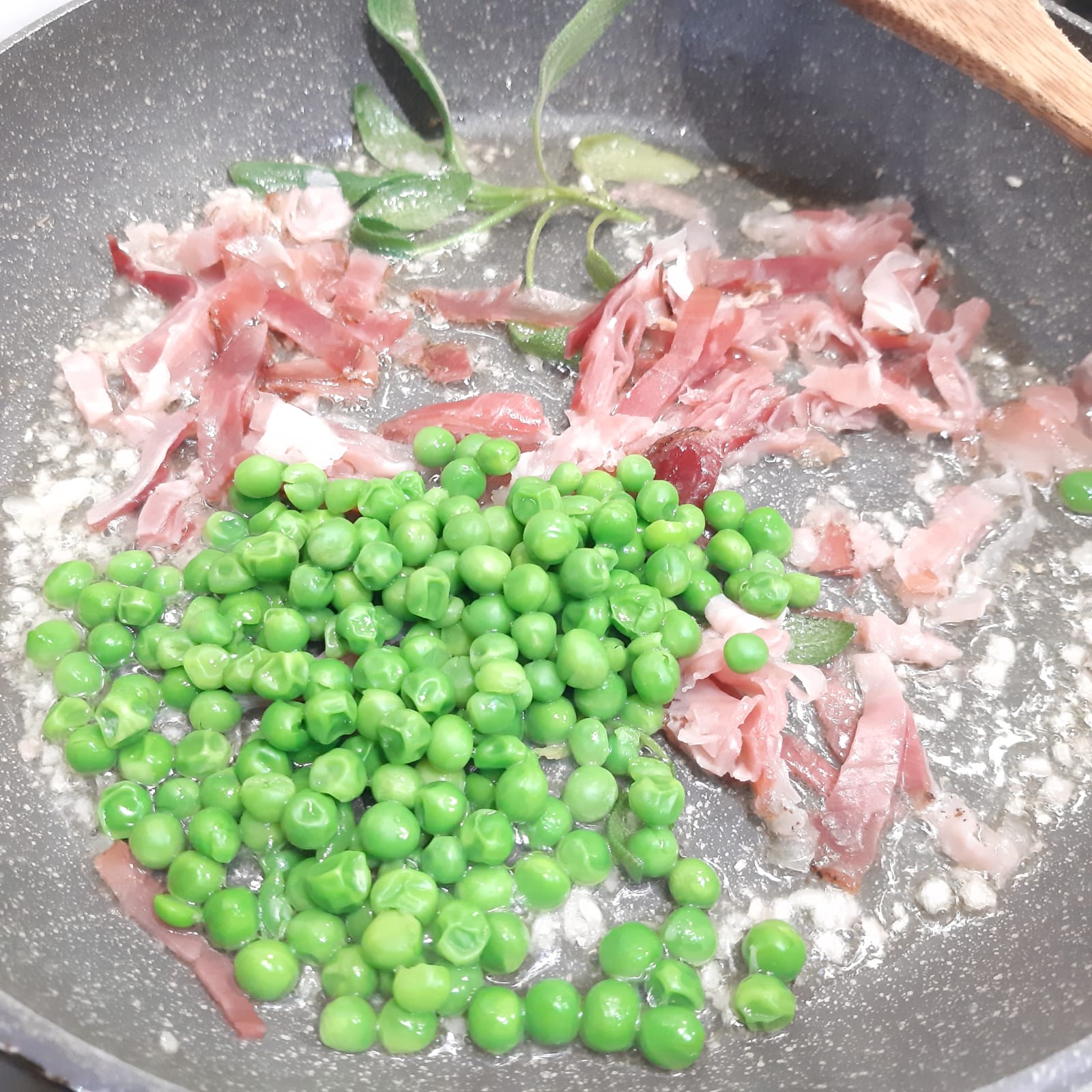 gnocchi viola con pisellini e speck