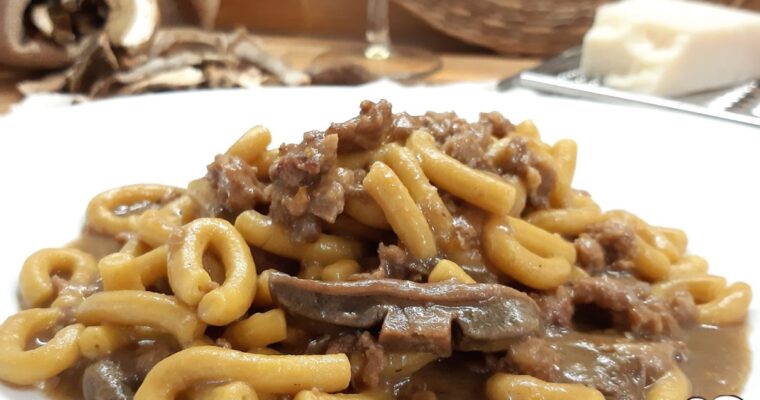 GRAMIGNA CON SALSICCIA E FUNGHI PORCINI