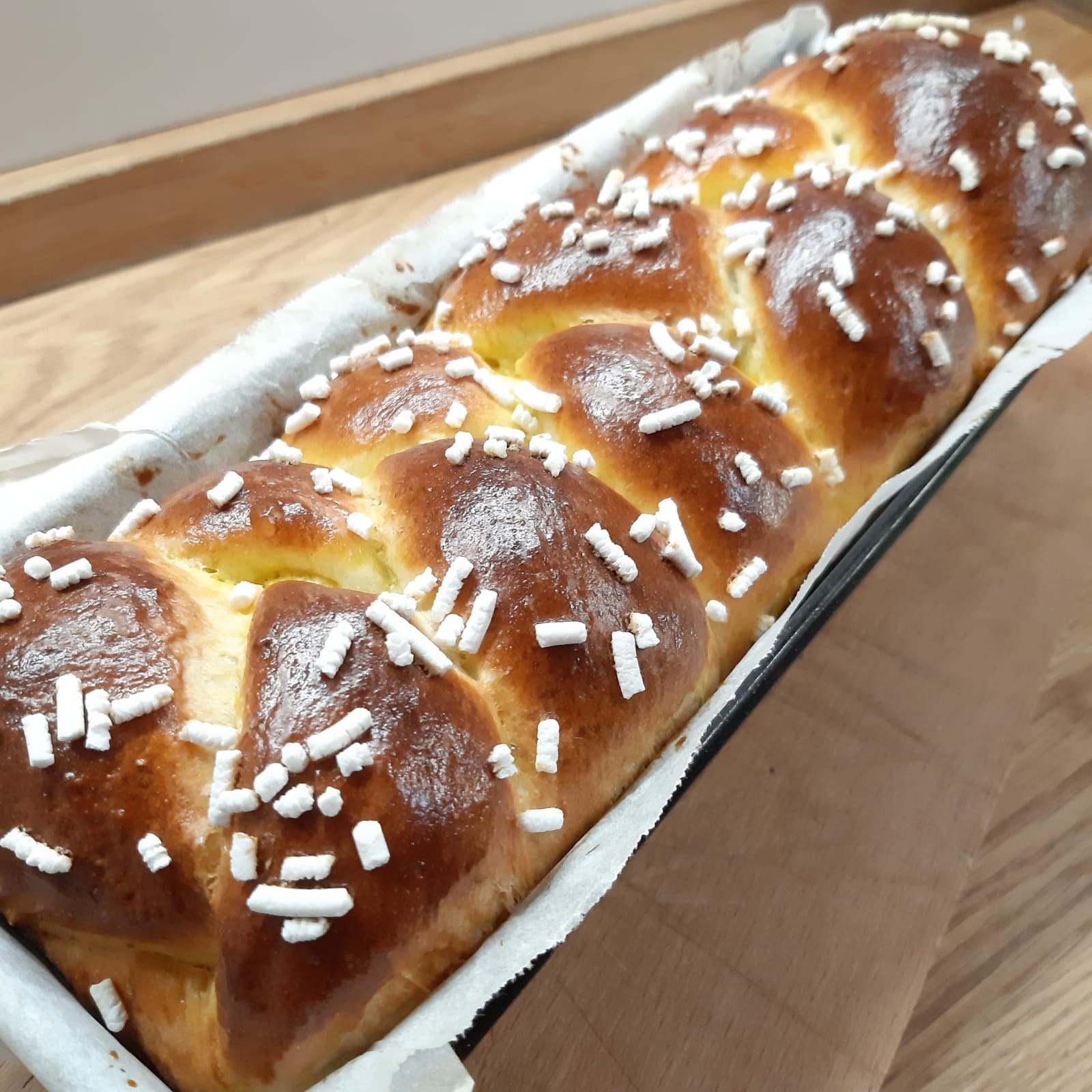 treccia brioche con uvetta e granella di zucchero