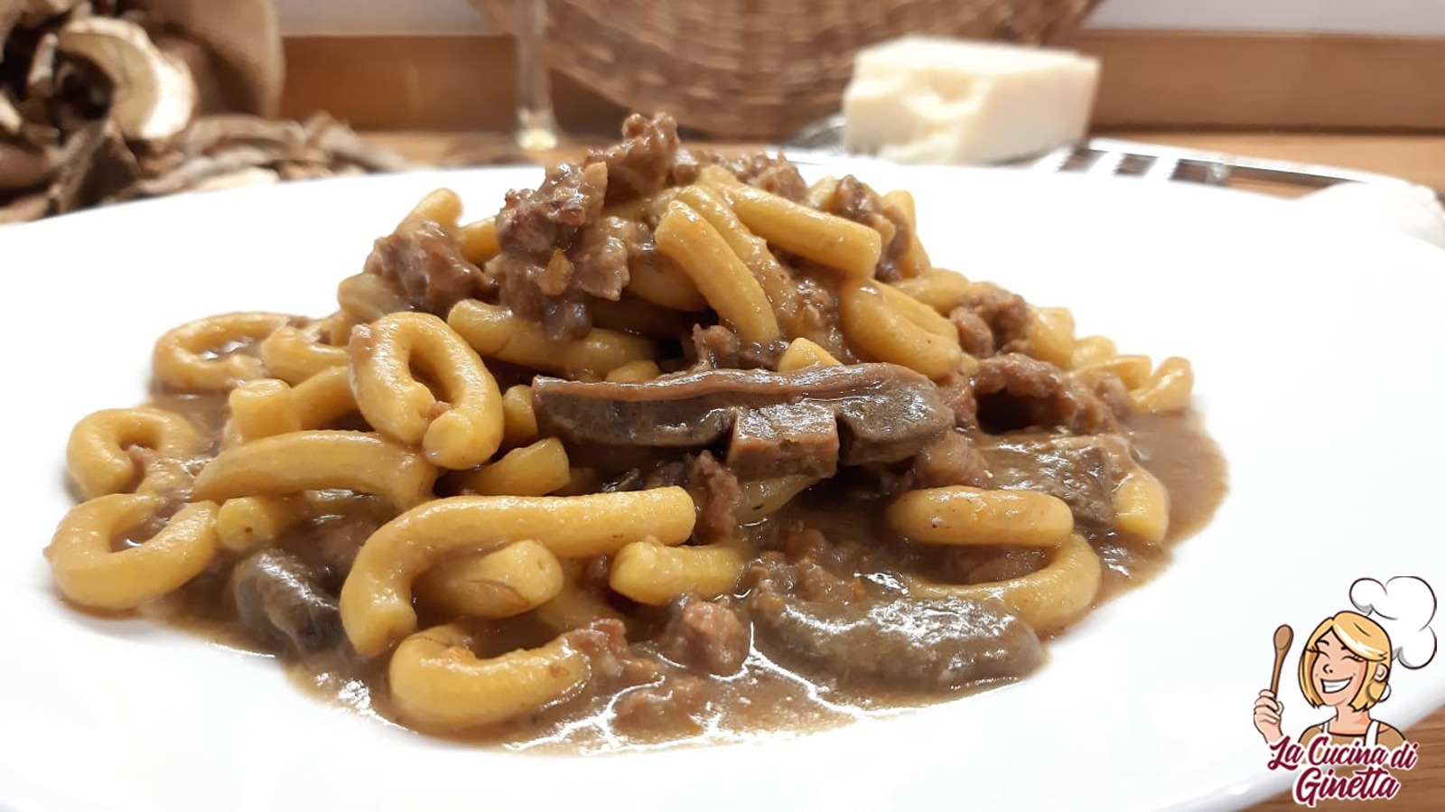 gramigna con salsiccia e funghi porcini