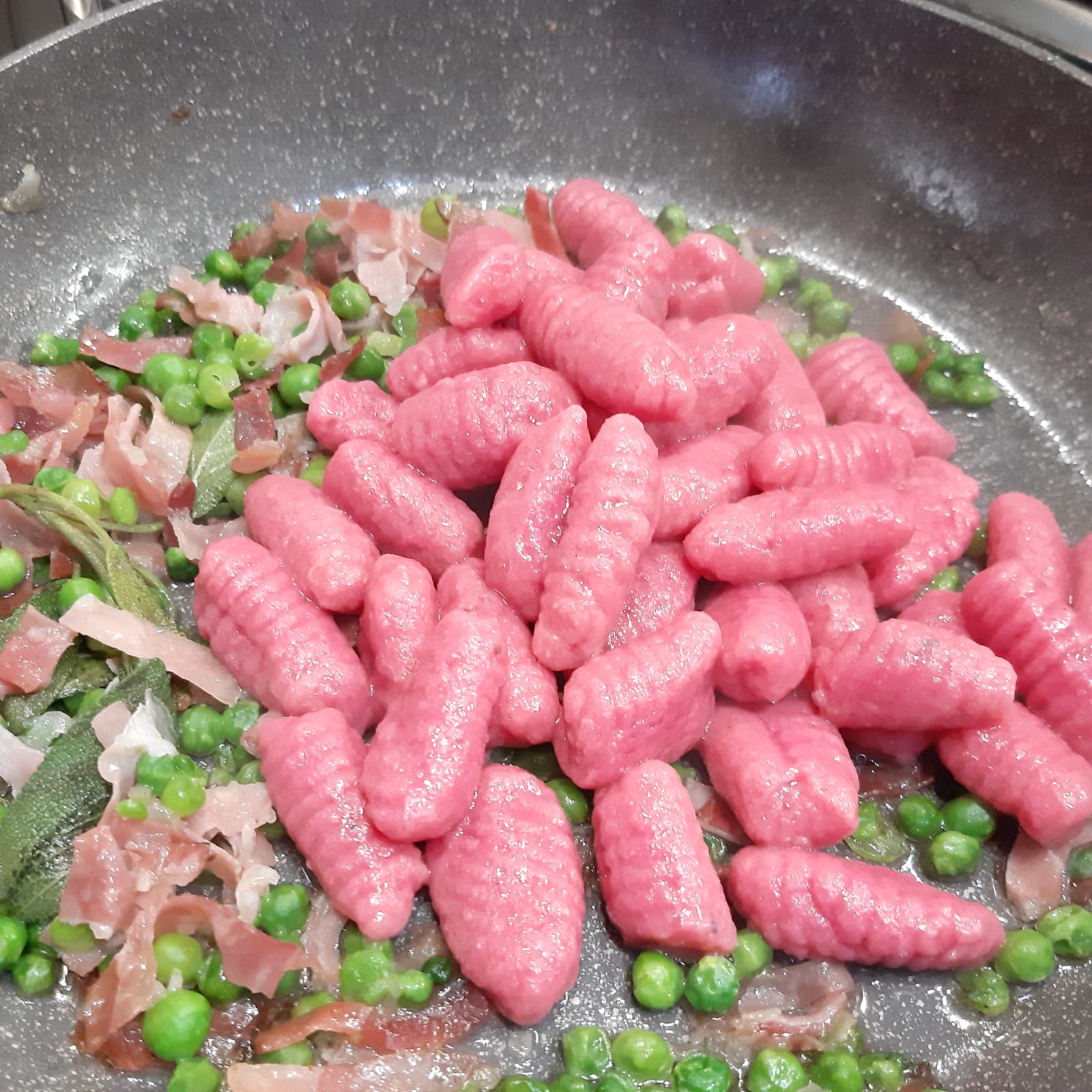 gnocchi viola con pisellini e speck