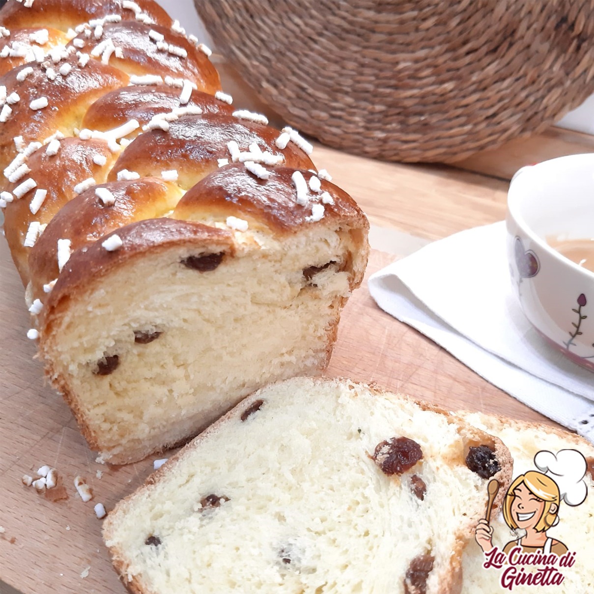 treccia brioche con uvetta e granella di zucchero