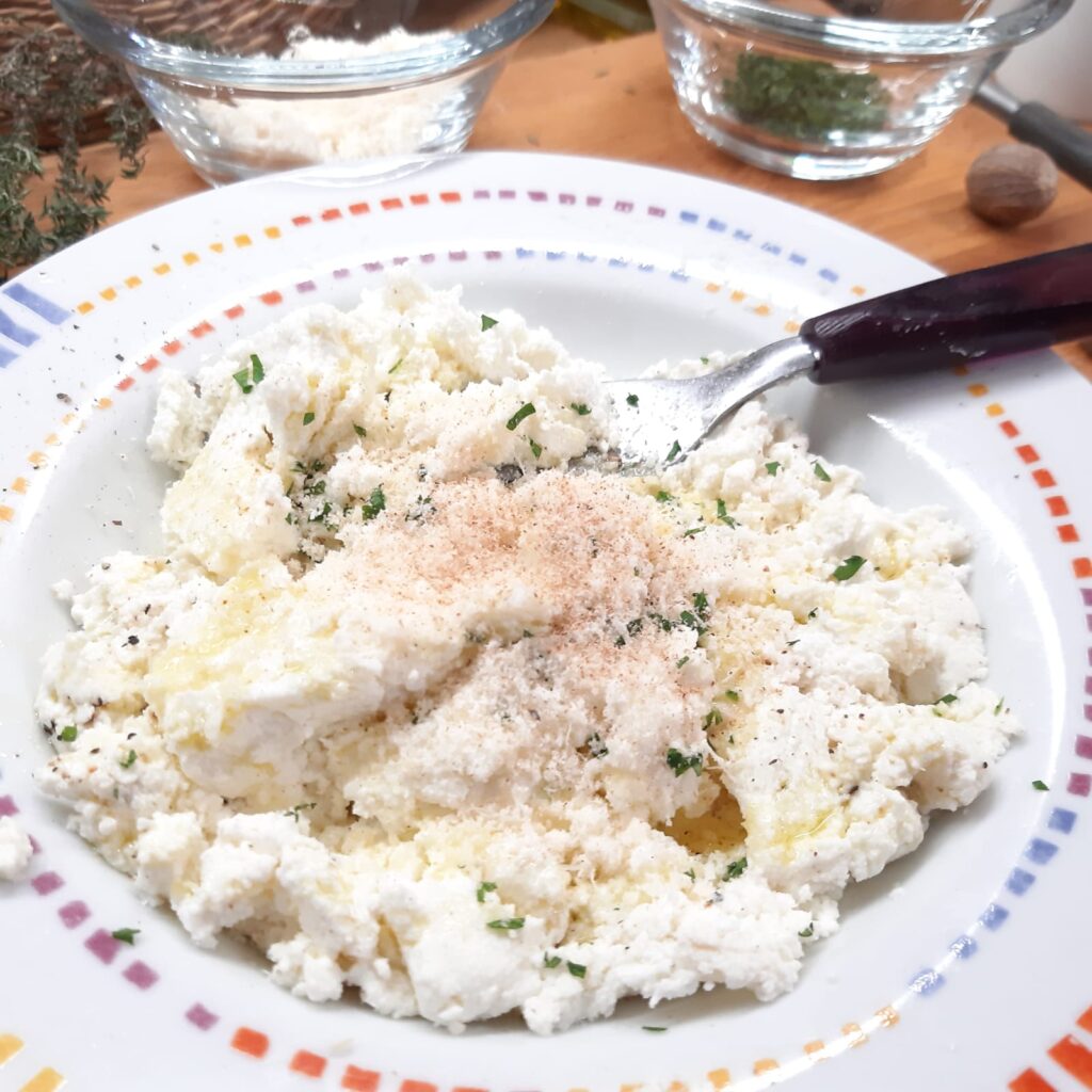 bon bon di ricotta su maionese di pomodoro