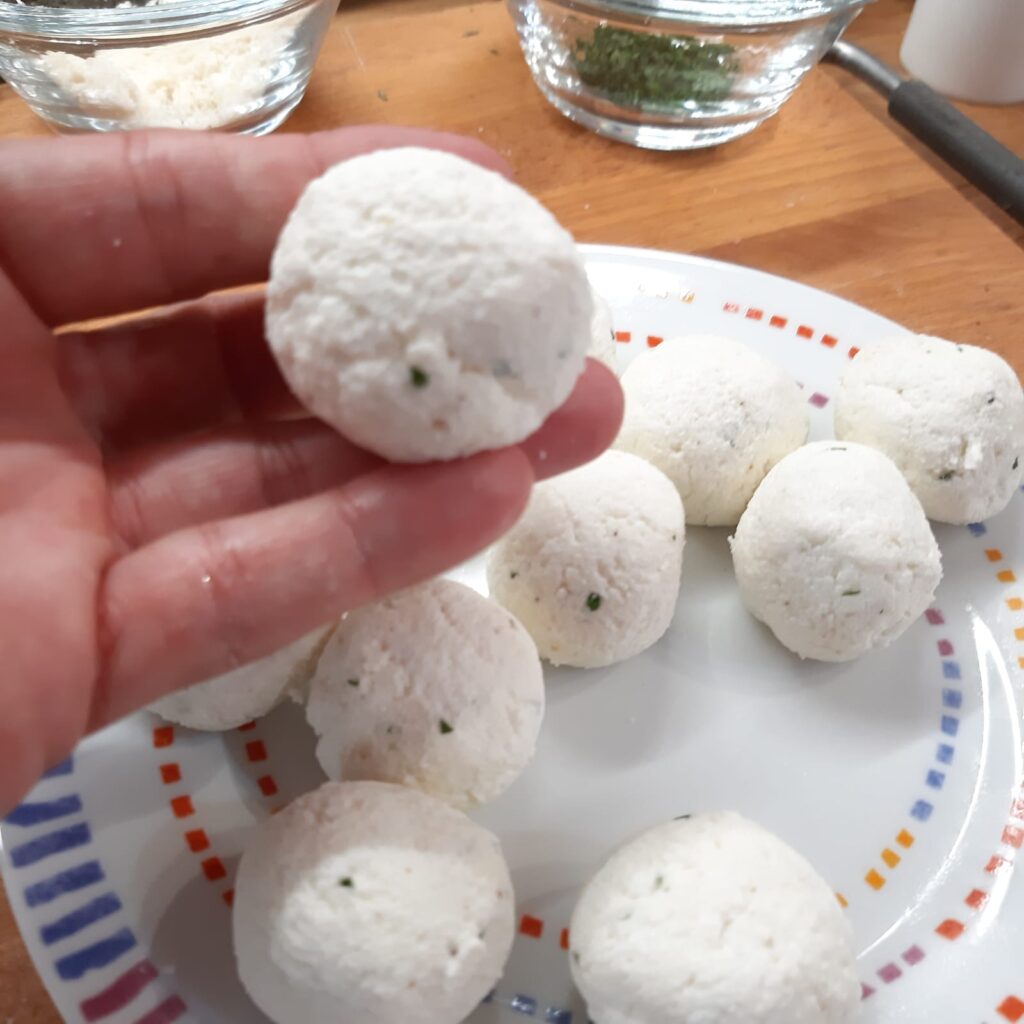 bon bon di ricotta su maionese di pomodoro