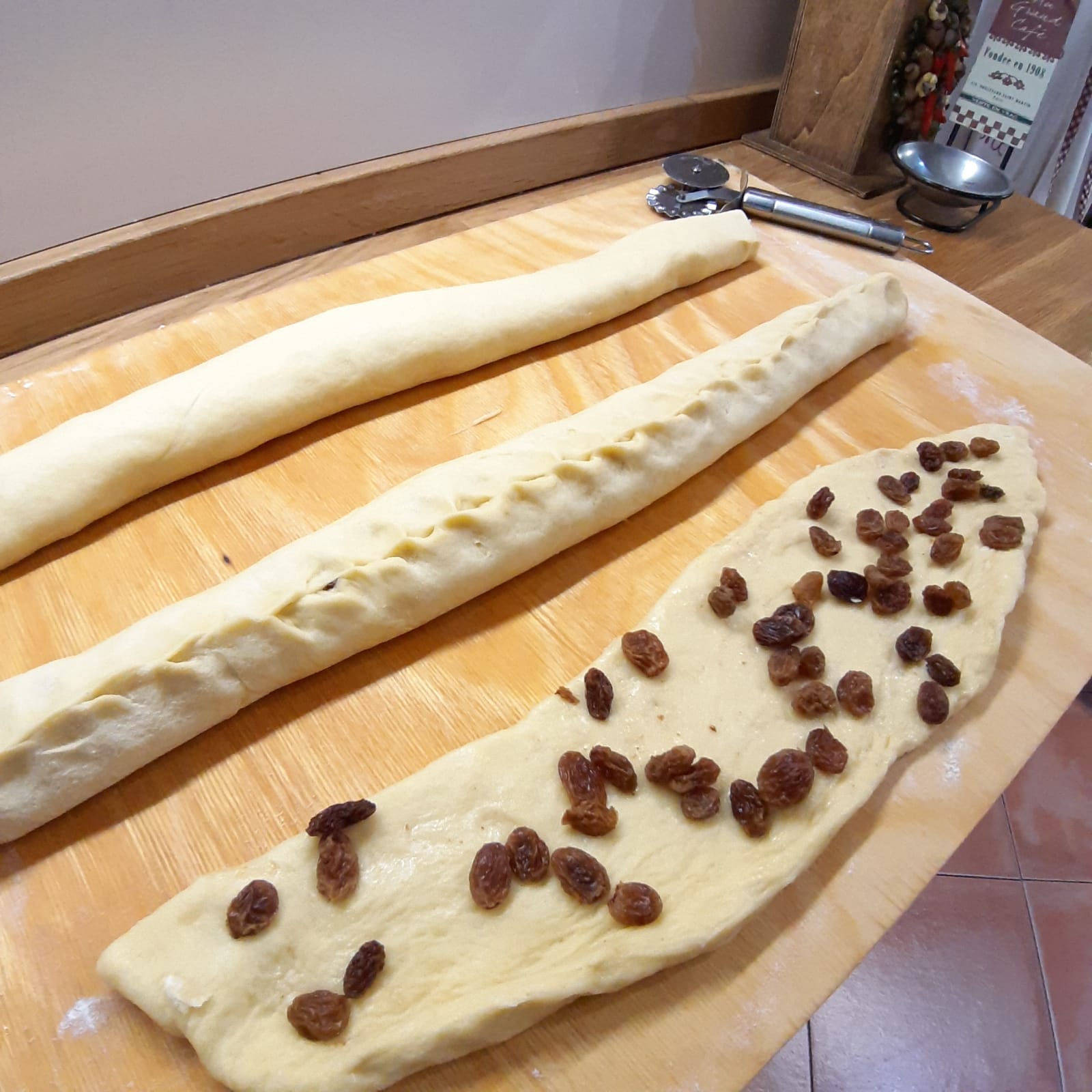 treccia brioche con uvetta e granella di zucchero