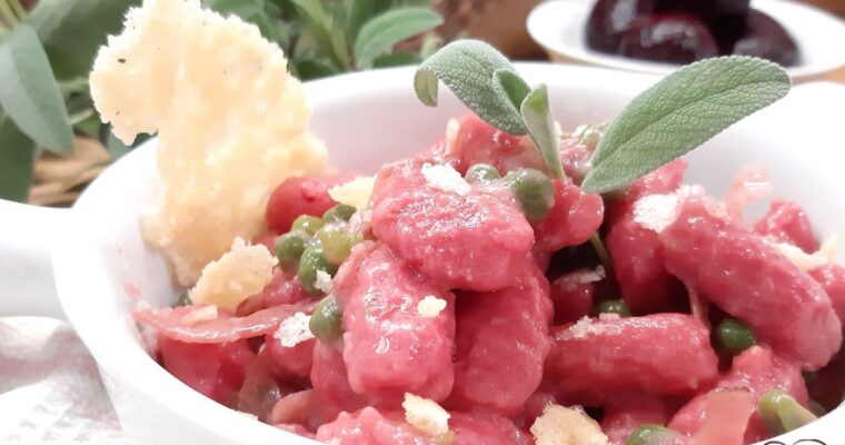 GNOCCHI VIOLA CON PISELLINI E SPECK