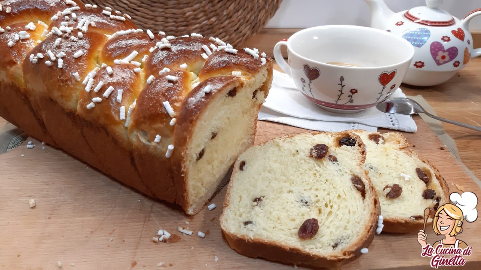 treccia brioche con uvetta e granella di zucchero