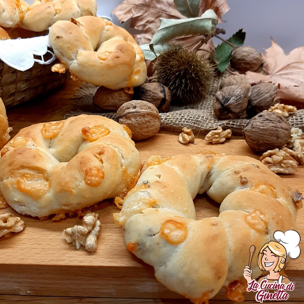 treccine di pane con parmigiano e noci