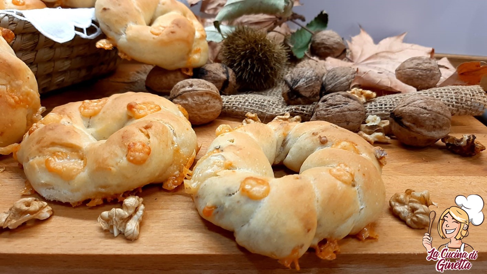 treccine di pane con parmigiano e noci