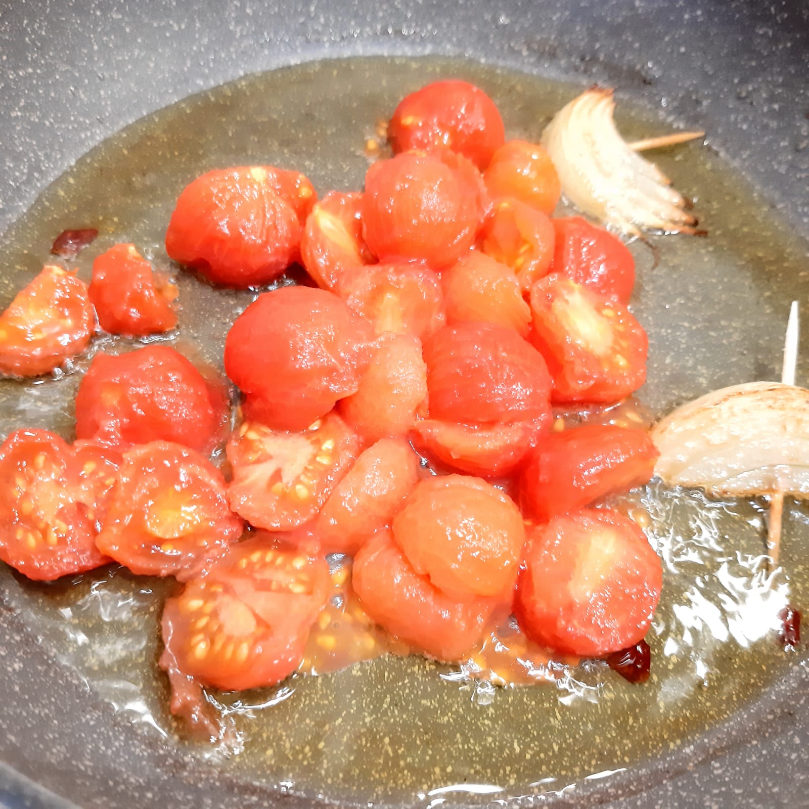 spighe di pasta all'uovo con salsa di pomodorini