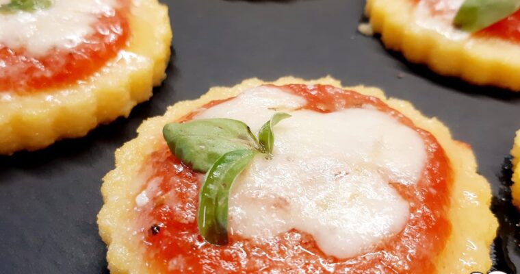 PIZZETTE DI POLENTA CON POMODORO E MOZZARELLA