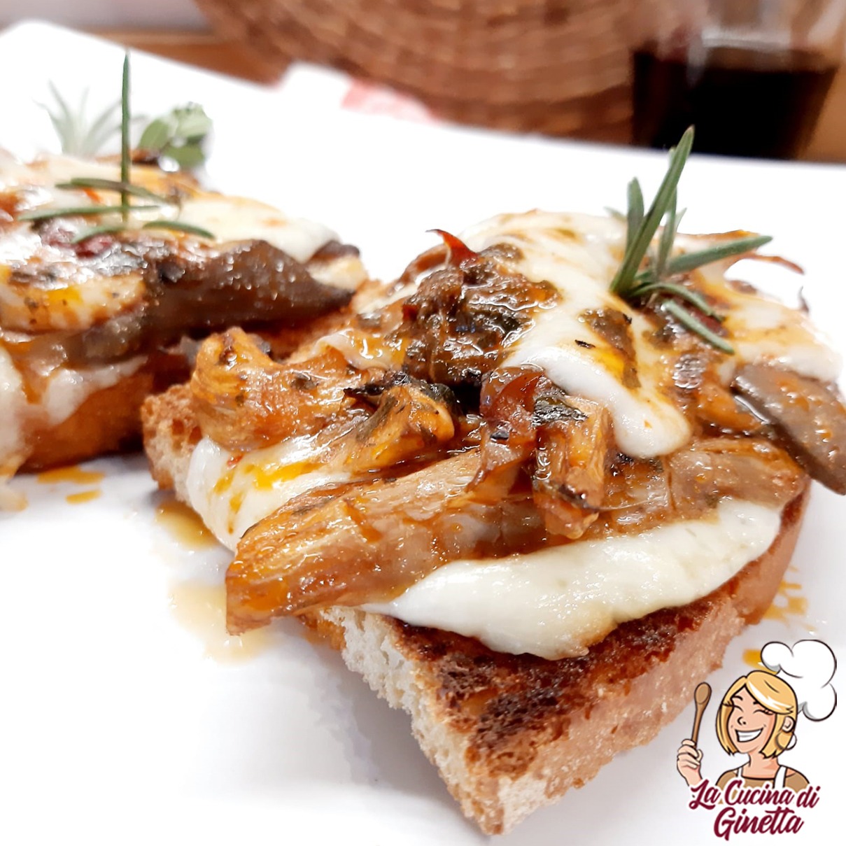 crostini con funghi pleurotos e formaggio