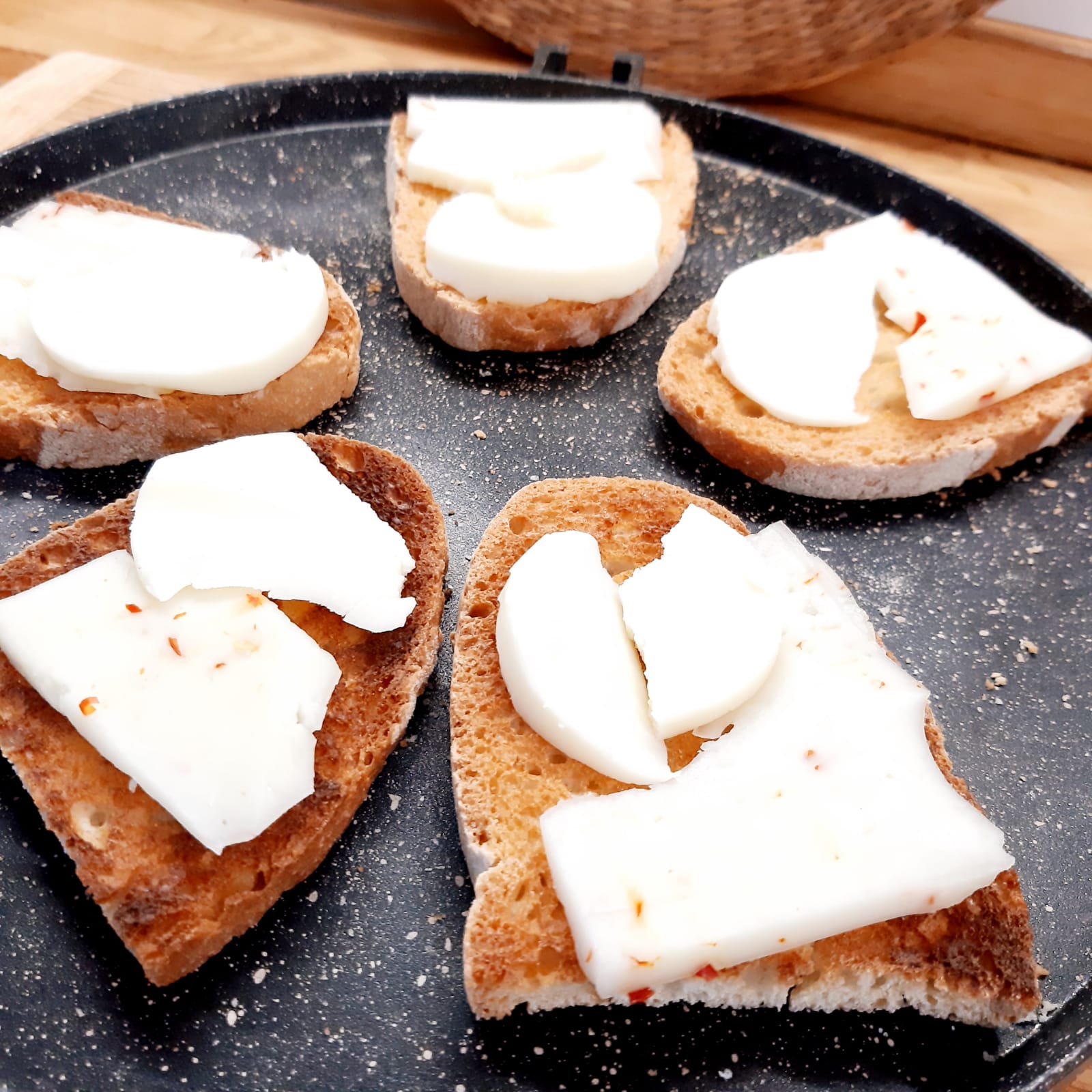 crostini con funghi pleurotos e formaggio