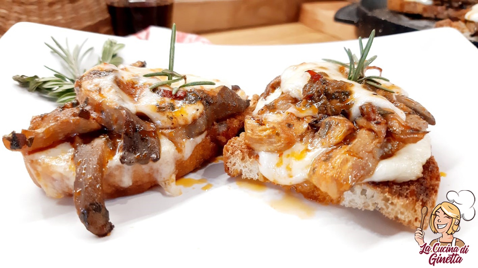 crostini con funghi pleurotos e formaggio