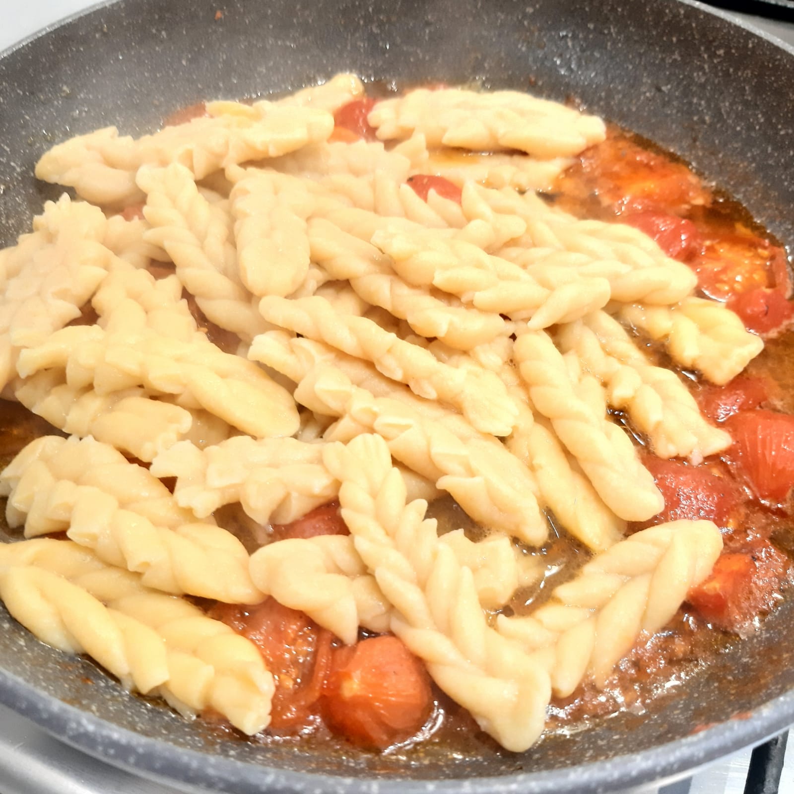 spighe di pasta all'uovo con salsa di pomodorini