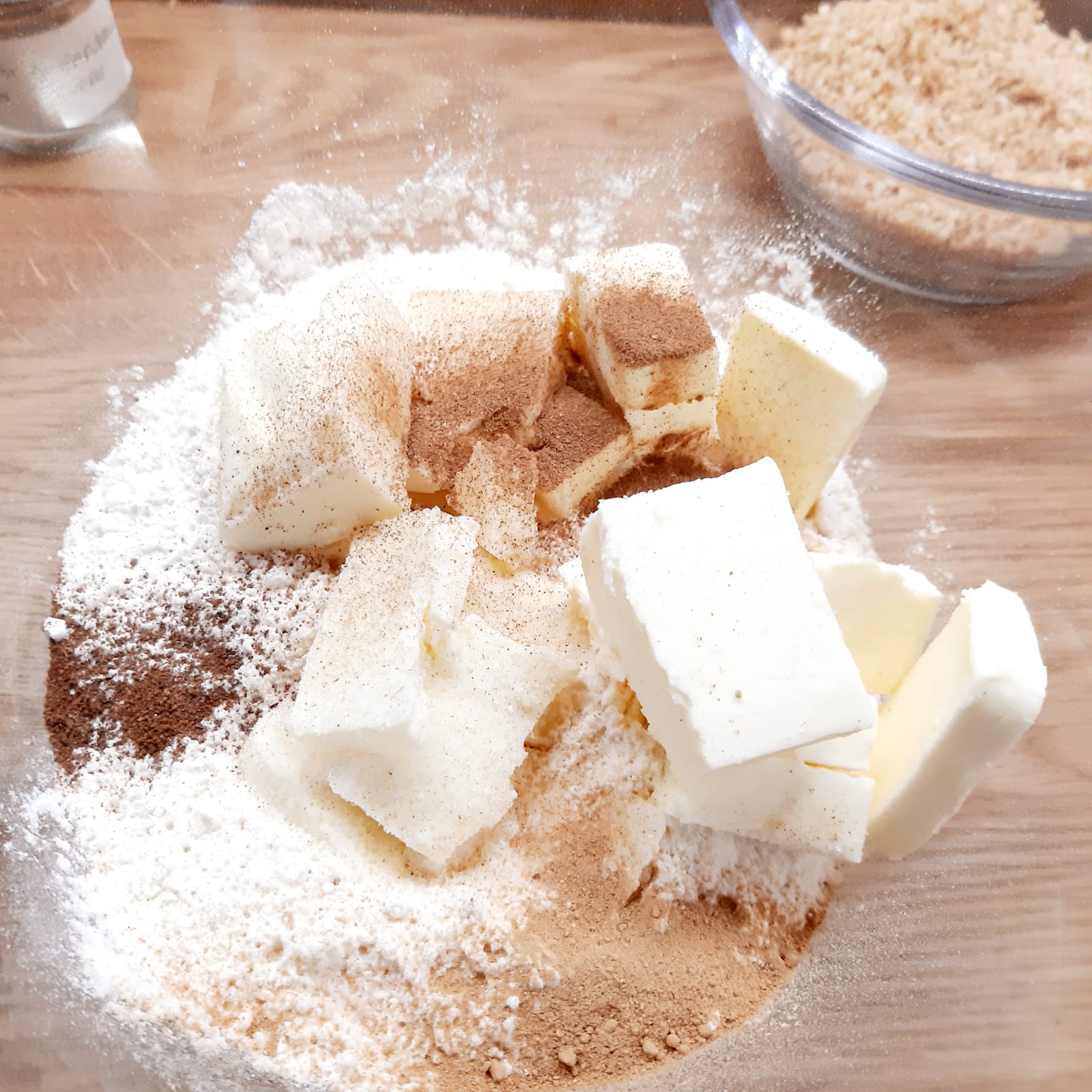 BISCOTTI SPEZIATI CON CUORE DI CRISTALLO