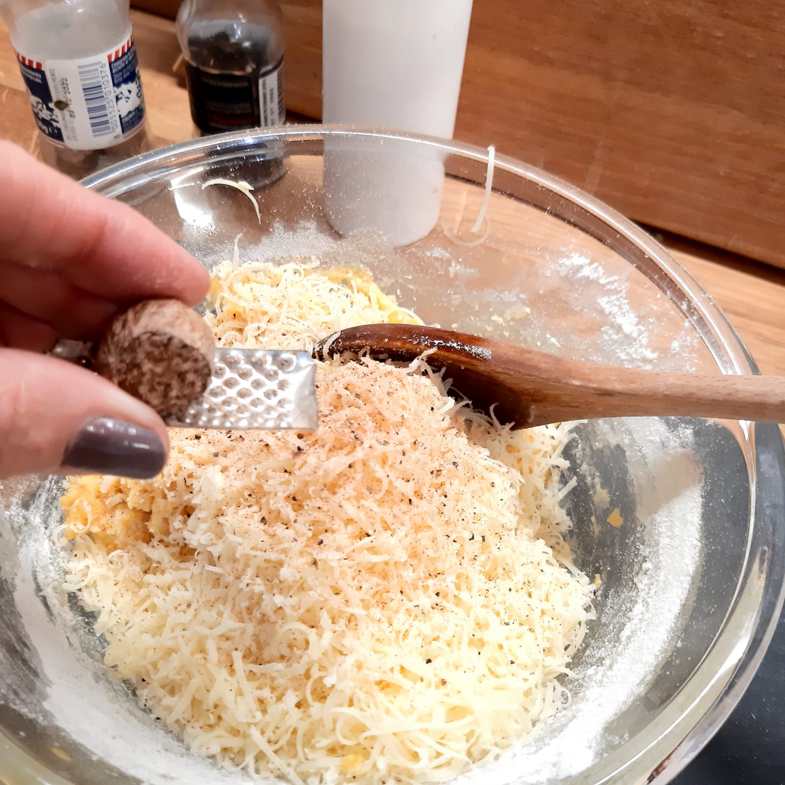 palline di formaggio in brodo di carne