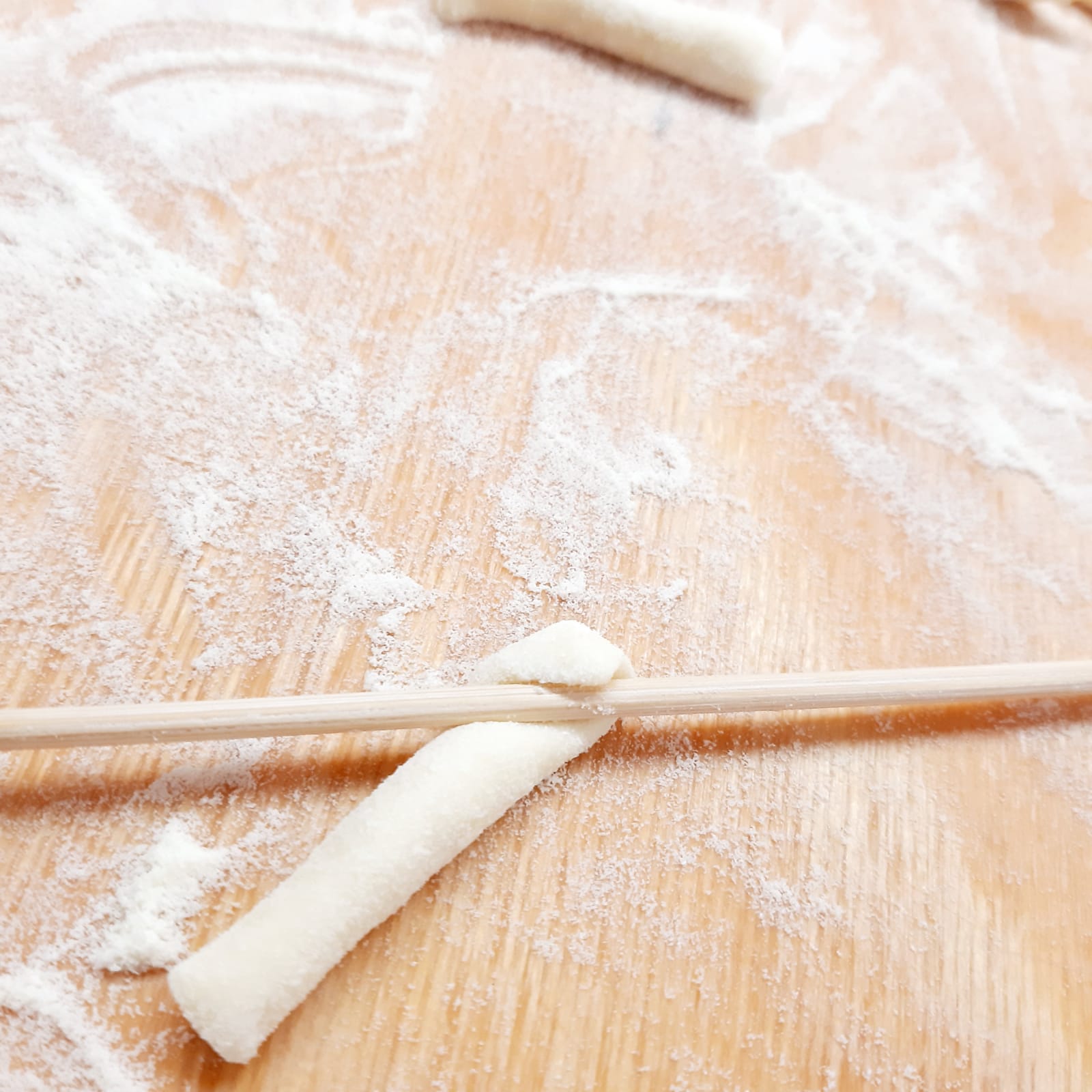 fusilli di semola attorcigliati con lo spiedino