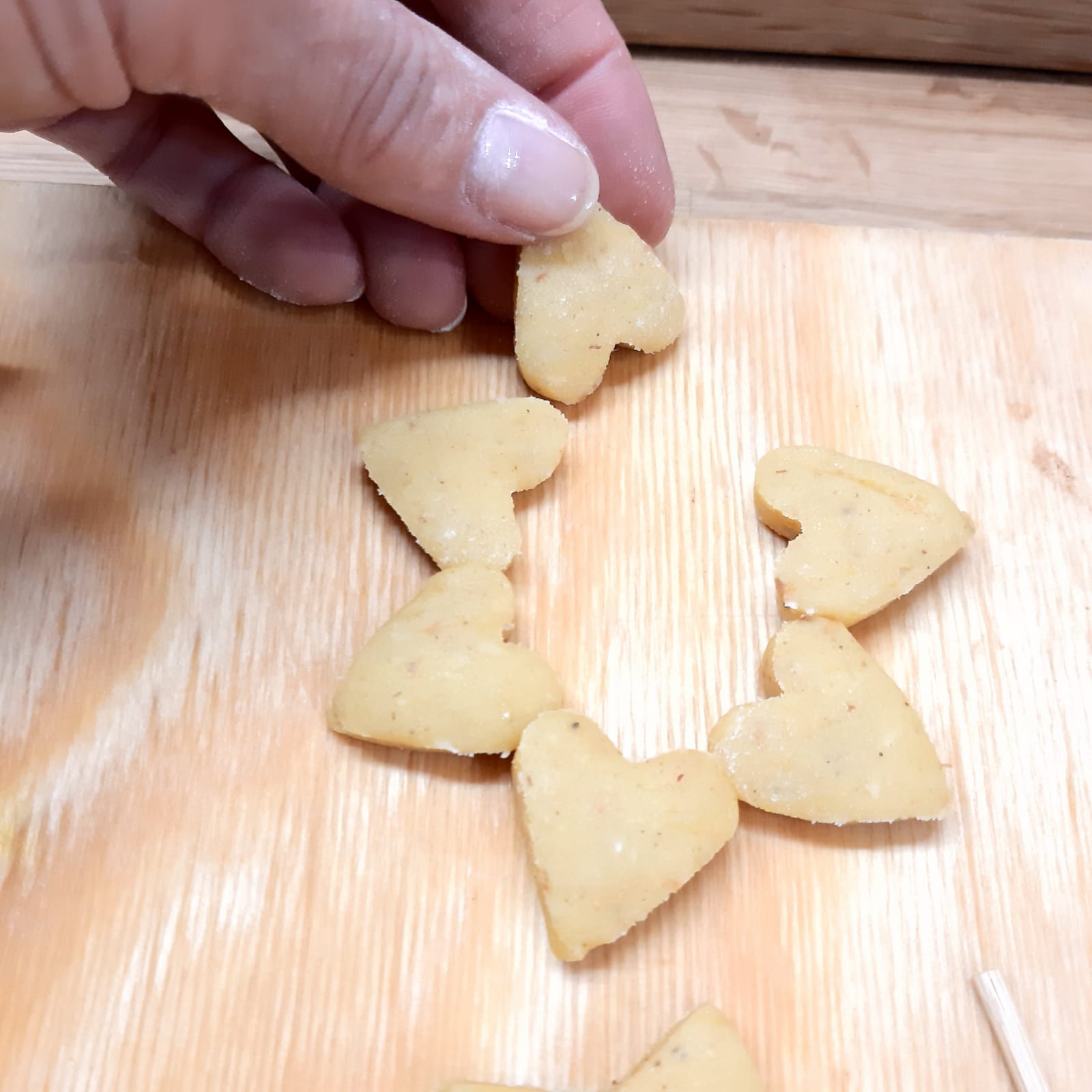 BISCOTTI SPEZIATI CON CUORE DI CRISTALLO