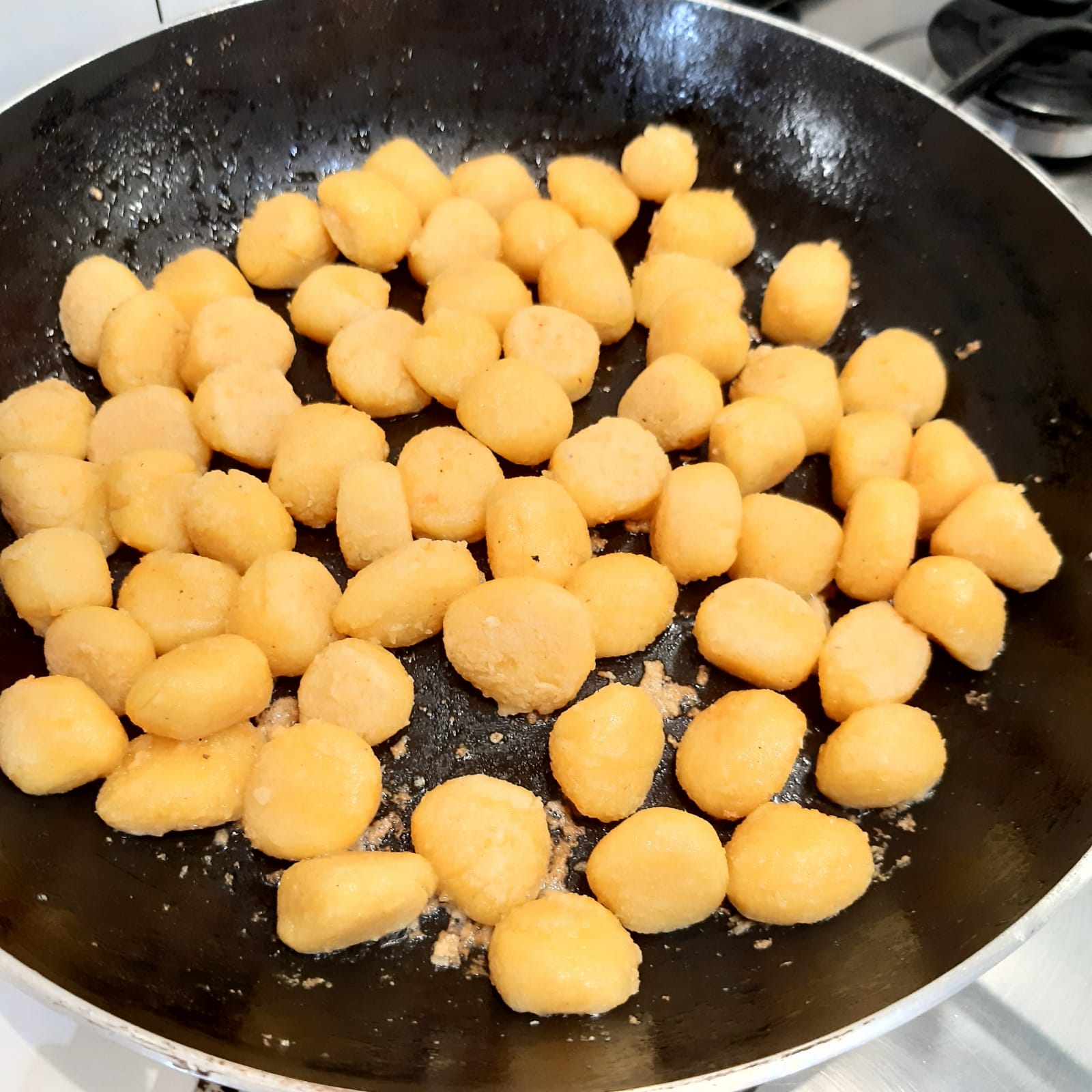 palline di formaggio in brodo di carne