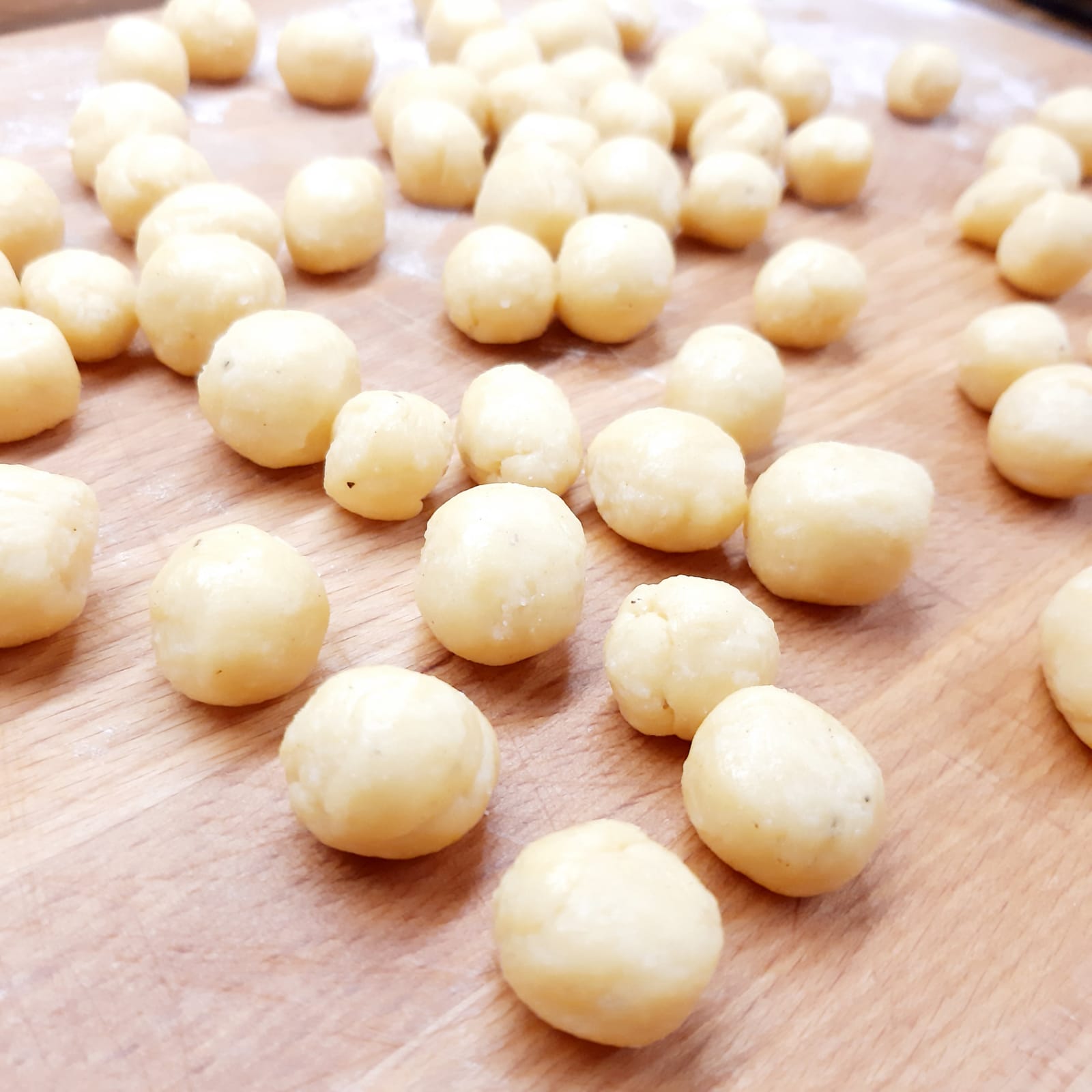 palline di formaggio in brodo di carne