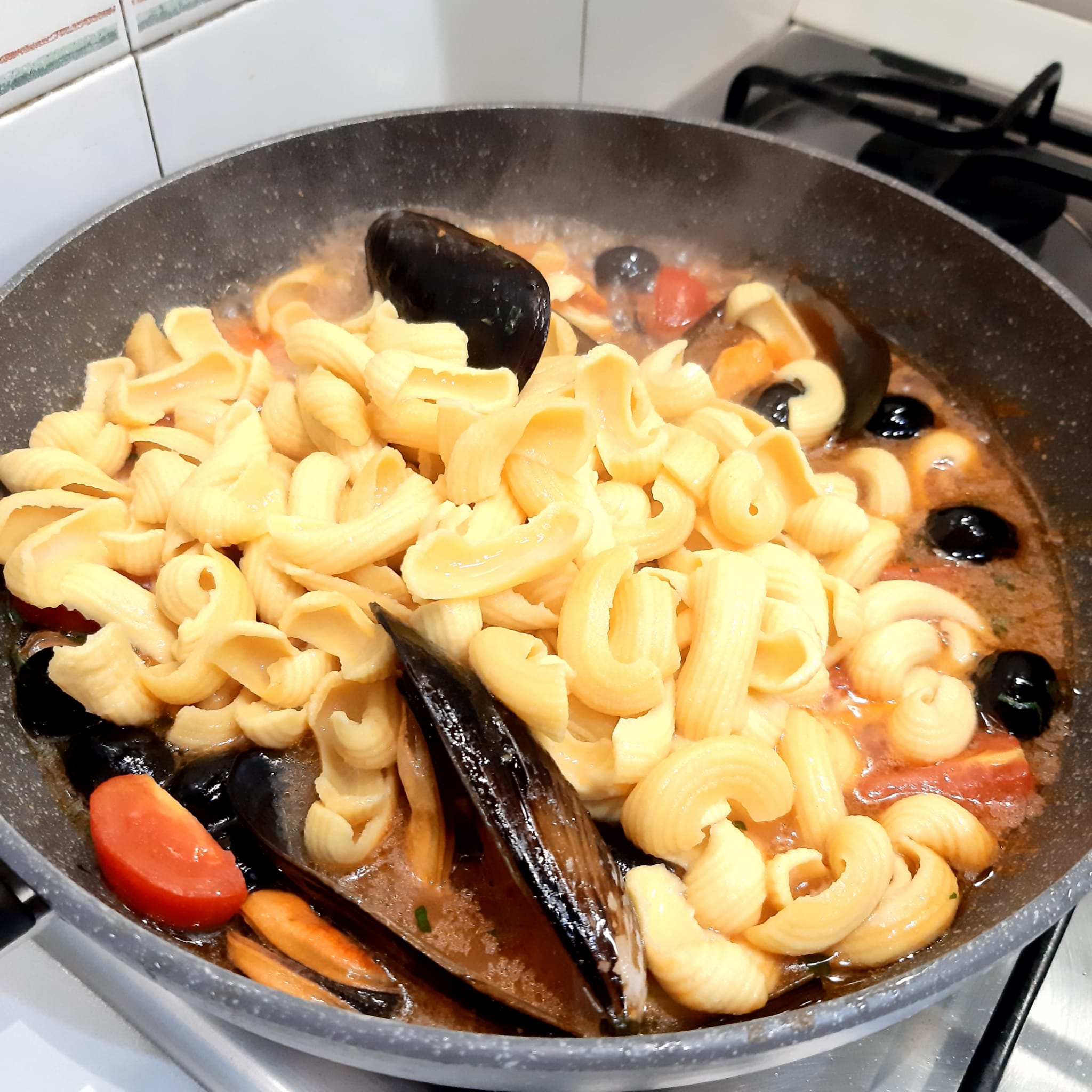 conchiglie in rosso con cozze e olive