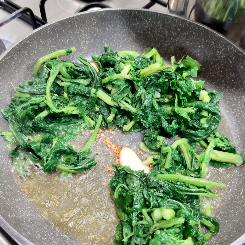 crostini con broccoletti salsiccia e formaggio