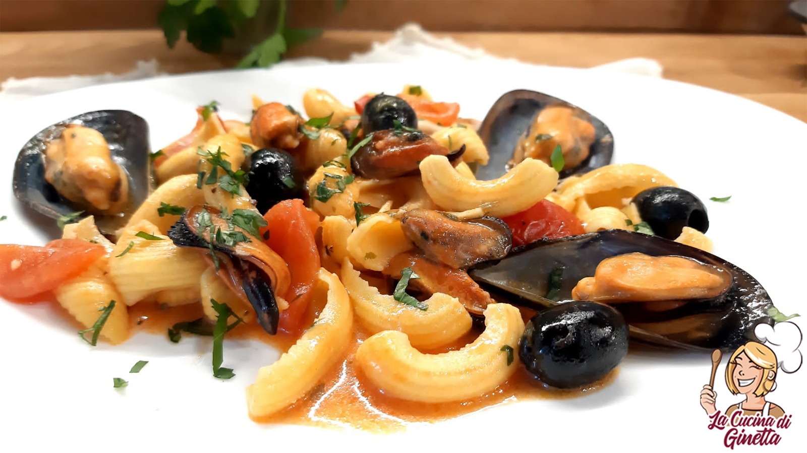 conchiglie in rosso con cozze e olive