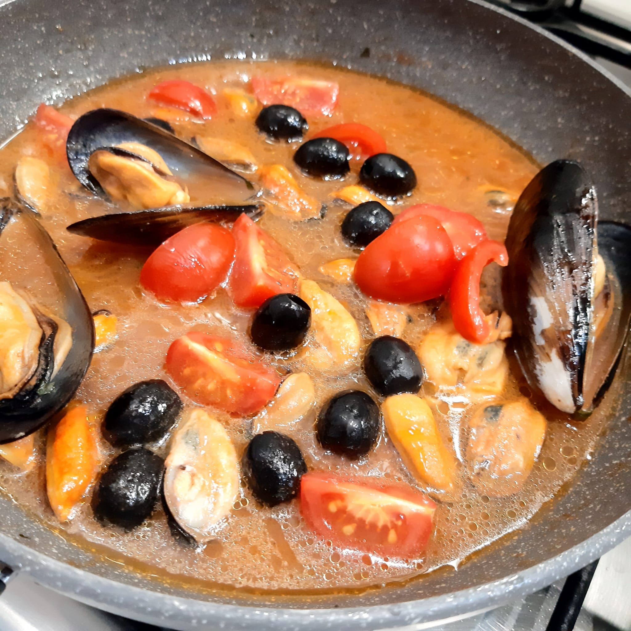 conchiglie in rosso con cozze e olive