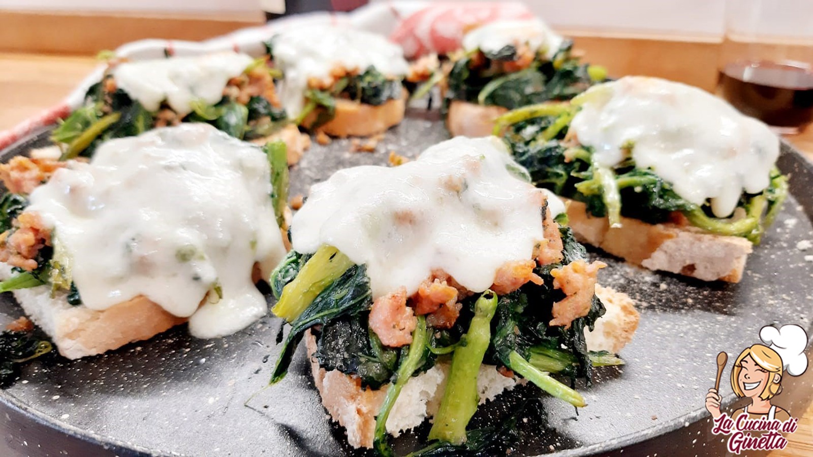 crostini con broccoletti salsiccia e formaggio