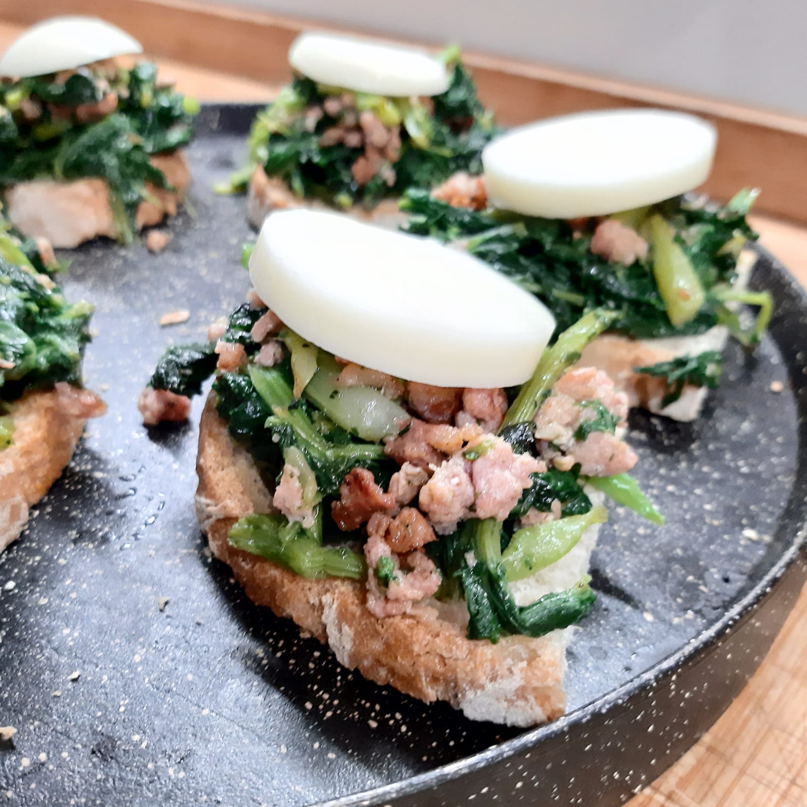 crostini con broccoletti salsiccia e formaggio