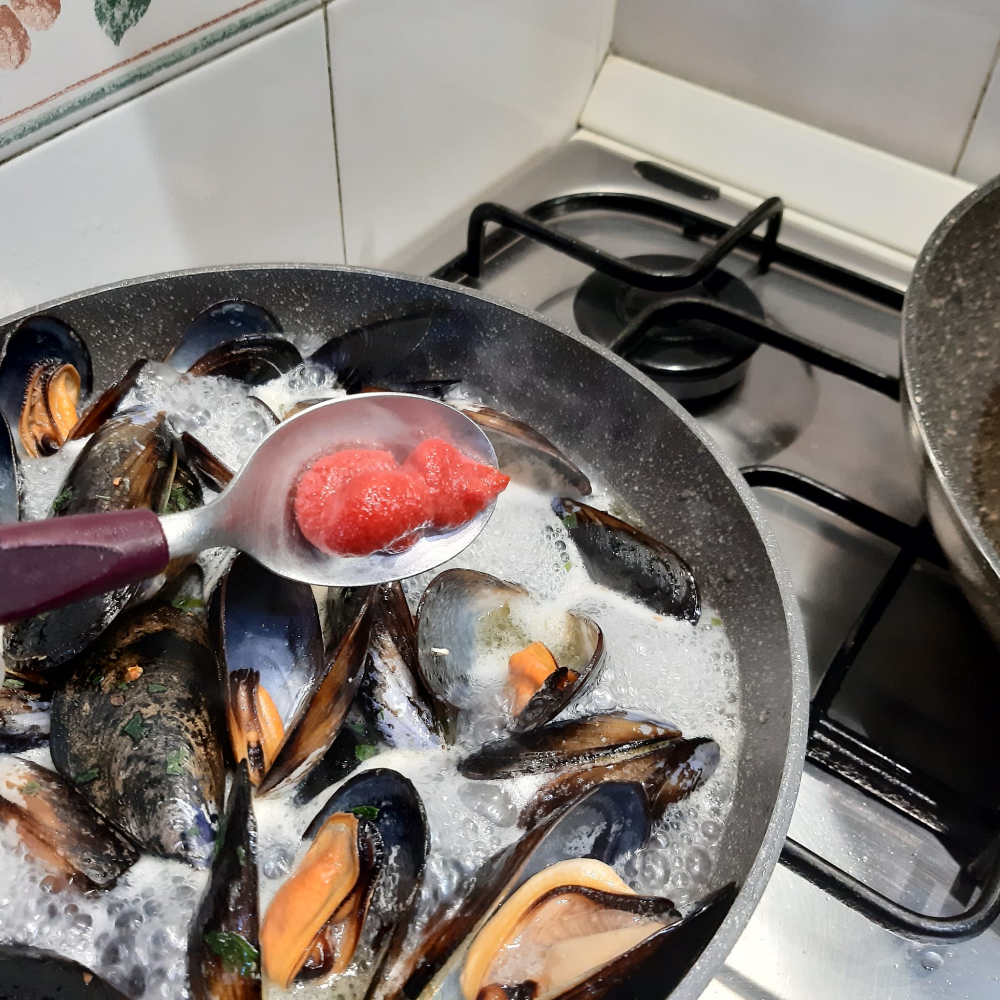 conchiglie in rosso con cozze e olive