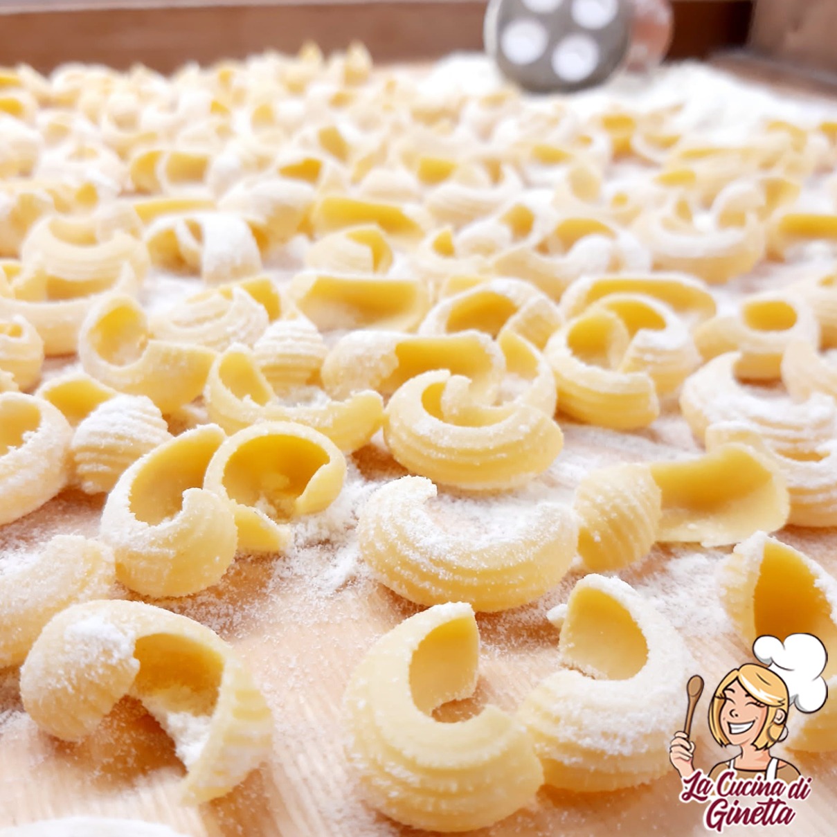 CONCHIGLIE DI FARINA DI SEMOLA ALL'UOVO