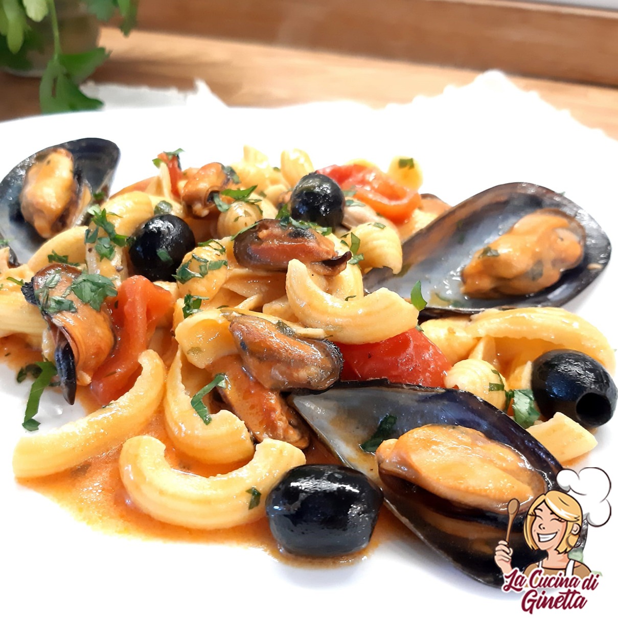 conchiglie in rosso con cozze e olive