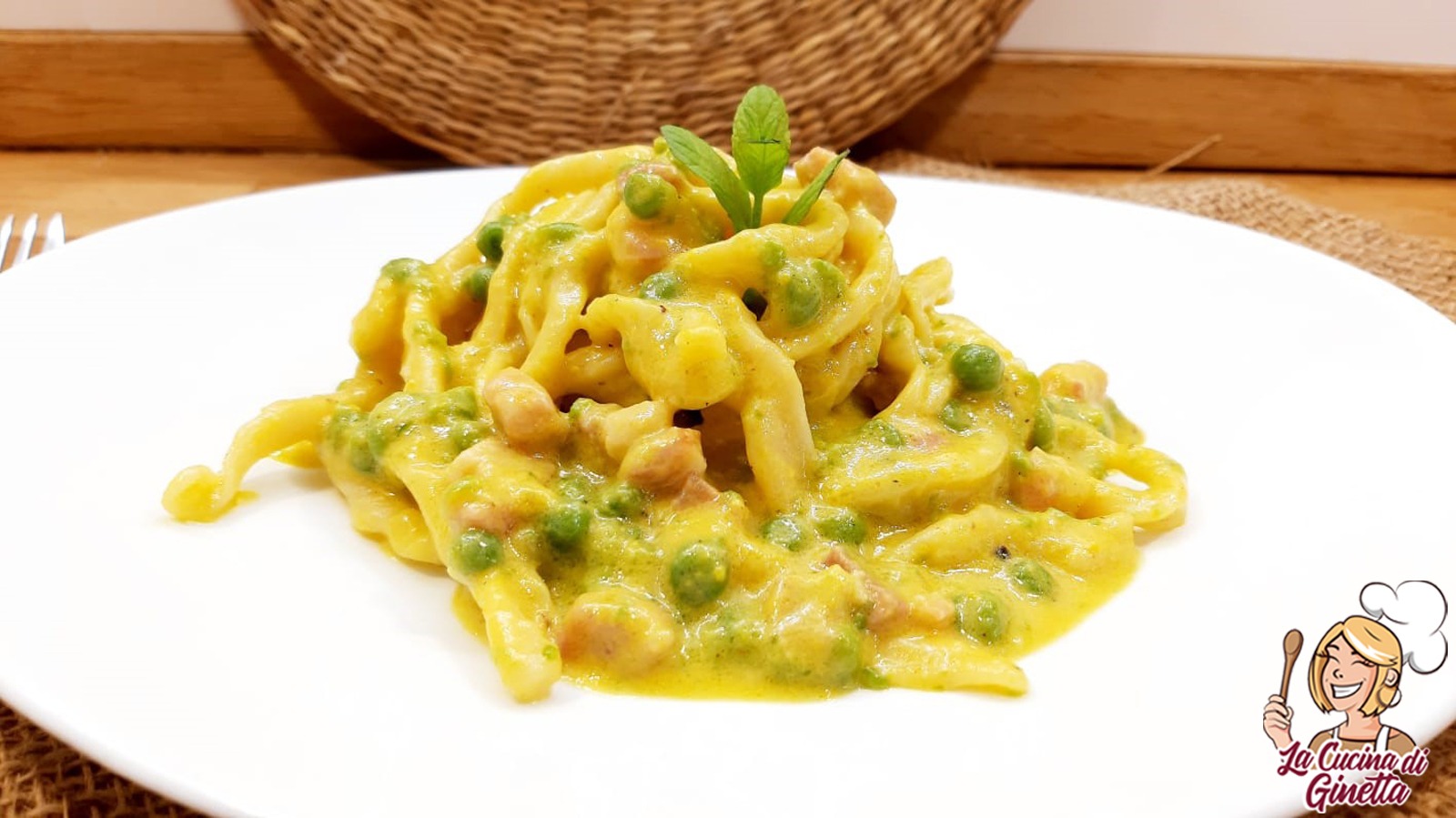 fusilli lunghi con crema d'uovo piselli e pancetta affumicata