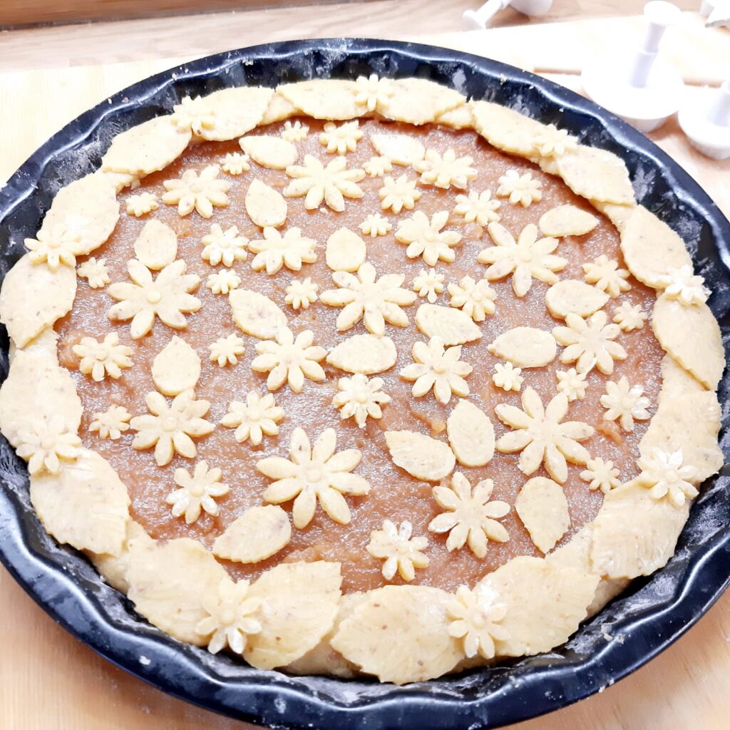 crostata con frolla alle nocciole e marmellata di cotogne