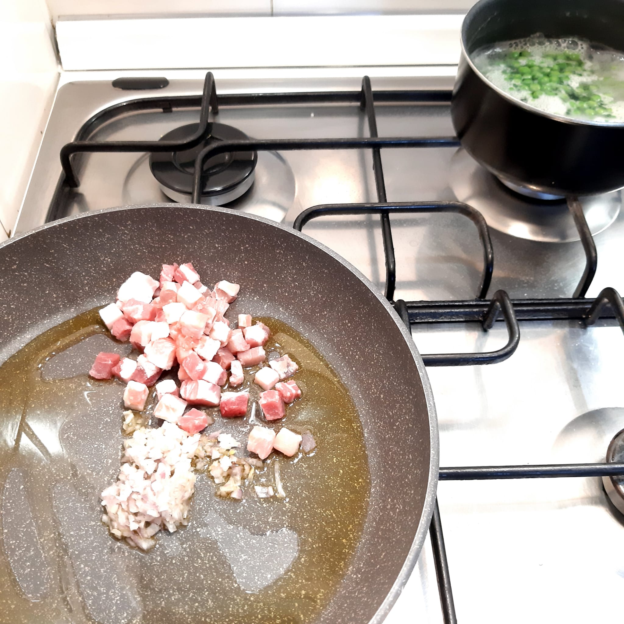 fusilli lunghi con crema d'uovo piselli e pancetta affumicata